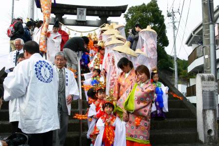 祇園神社から一條神社への稚児行列。