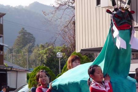熊野神社秋の祭りと子ども牛鬼　大正。
