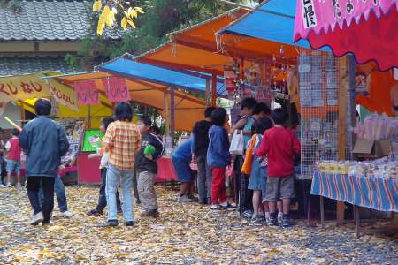 熊野神社境内の露店。