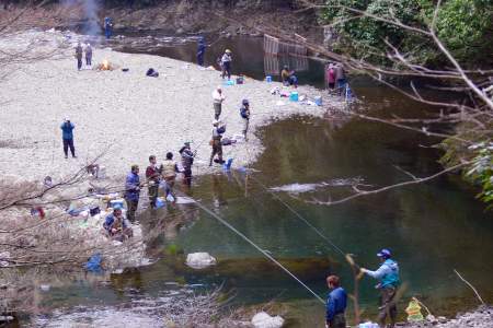 九木ノ森山風景林内は釣り人でいっぱいです。