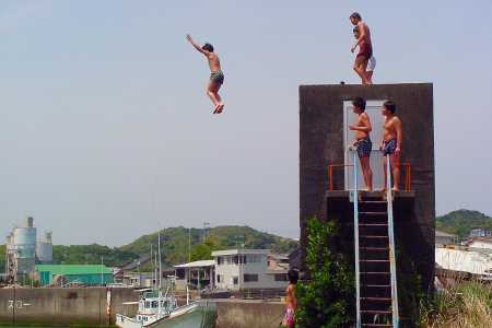 四万十川河口　下田の子どもたち　約8～9mをジャンプ。