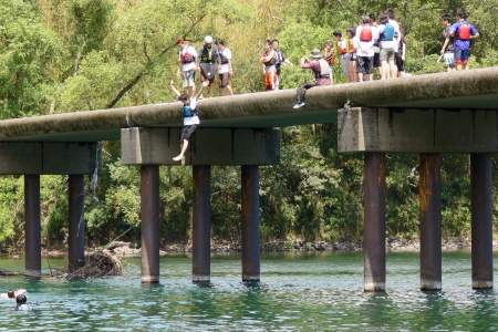 参加者ほとんどが勝間の沈下橋からジャンプ