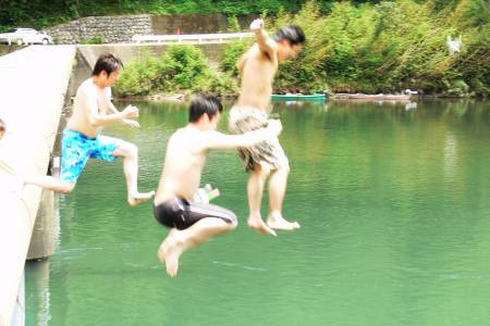 旅行中の若者三人組　記念に高瀬沈下橋から飛び込みです。