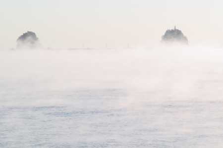 久礼湾堤防からの双名島と朝霧