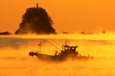 久礼湾堤防からの双名島と漁船と朝霧