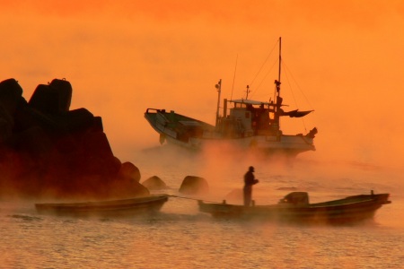 ふるさと海岸からの朝霧と漁船
