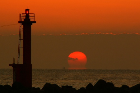 赤灯台とだるま朝日