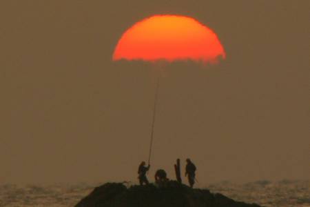 双名島からマルバエの釣り人と日の出